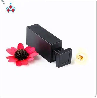 Sticla de parfum din sticla neagra